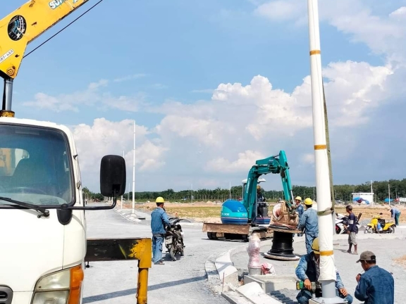 Hình ảnh Xe đang thi công lắp trụ chiếu sáng Hình ảnh Xe đang thi công lắp trụ chiếu sáng