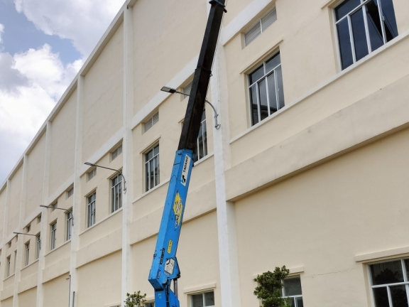 Cho thuê Xe có gắn gỗ thùng nâng ngừoi làm việc trên cao sửa chữa đèn chiếu sáng hoặc vệ sinh nhà xưởng vv Cho thuê Xe có gắn gỗ thùng nâng ngừoi làm việc trên cao sửa chữa đèn chiếu sáng hoặc vệ sinh nhà xưởng vv
