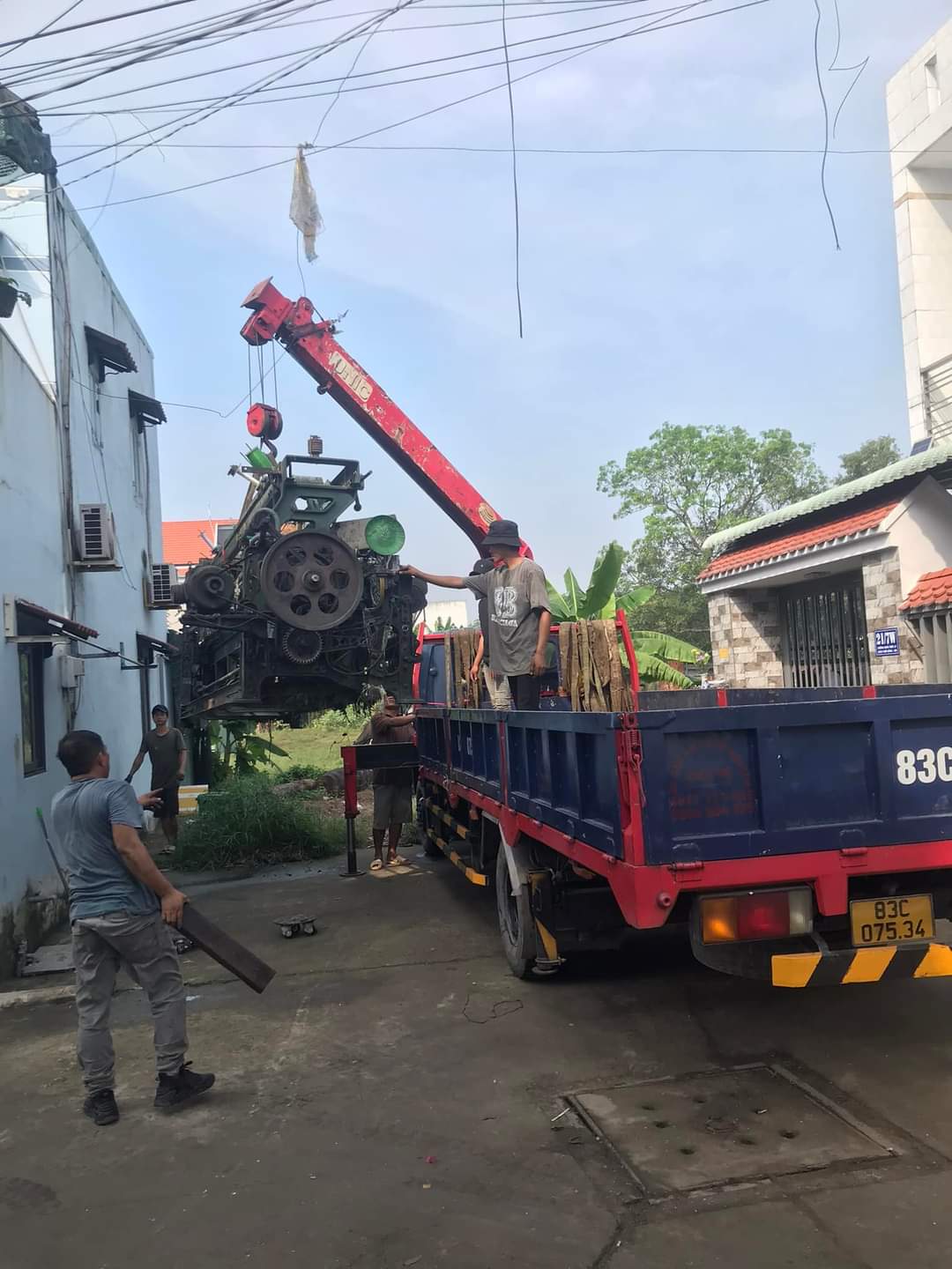 An tùng nguyên luôn nổ lực vì khách hàng Cho Thuê Xe Cẩu 2.5 Tấn Chở Hàng TPHCM  tất cả cắc Quận huyện nội ngoại thành- Bình Dương - Long An - Đồng Nai tây Ninh  vững tàu ,cắc tỉnh ,lân cận  giá rẻ canh tranh uy tính LH 0903034255